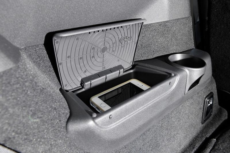 Im Deckel eines Ablagefachs im Oberklasse-SUV XC90 von Volvo sitzt eine grinsende kleine Spinne in ihrem Netz. (Bild: Volvo)