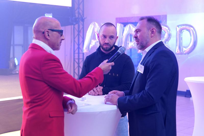 Rudolf Fuchs von der Lucas Nülle GmbH erläuterte bei der Siegerehrung, dass sein Unternehmen den Award gern fördert, weil es mit seinen Lehrmitteln ebenfalls intensiv an einer guten Ausbildung arbeitet. (Bild: Schmidt/autoFACHMANN)