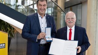 Der bayerische Ministerpräsident Markus Söder zeichnete Thomas Kaeser mit dem bayerischen Verdienstorden aus.  (Bild: Kaeser Kompressoren)