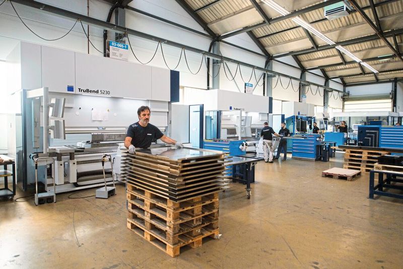 Grössere Bleche sowie kleinere Serien und Prototypen formen die Spezialisten in Ennenda auf mehreren manuell bedienten Biegepressen. (Bild: Hans Eberle AG)