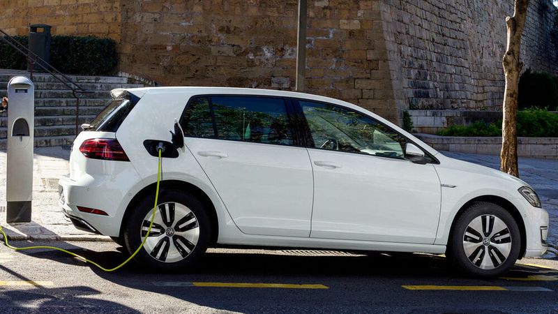 Ein E-Golf verbraucht laut ADAC Ecotest auf 100 Kilometer 17,3 Kilowattstunden. Bei einem Haushaltsstrompreis von 31 Cent pro Kilowattstunde entstehen Kosten von 5,36 Euro – und damit mehr als beim regulären Dieselmodell.(Bild:  VW)