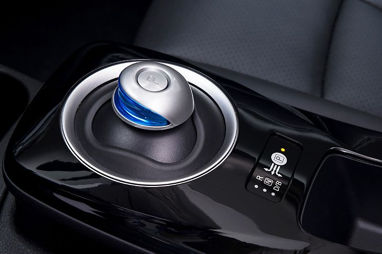 Der Controller sitzt zwischen den Frontsitzen, die Parkbremse wird elektronisch gesteuert. (Foto: Nissan)