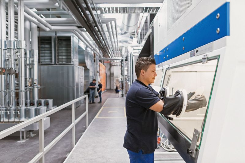 Auf der zusätzlichen Produktionsfläche im Neubau hat Ensinger weitere Extrusionslinien und sechs Reinräume installiert. Gefertigt werden hier unter anderem Spezialprodukte für die Halbleiterindustrie und Medizintechnik. (Bild: Ensinger)