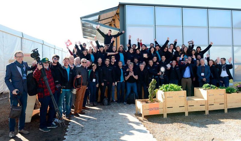 Das Siegerteam des Solar Decathlon 2017 vor dem 