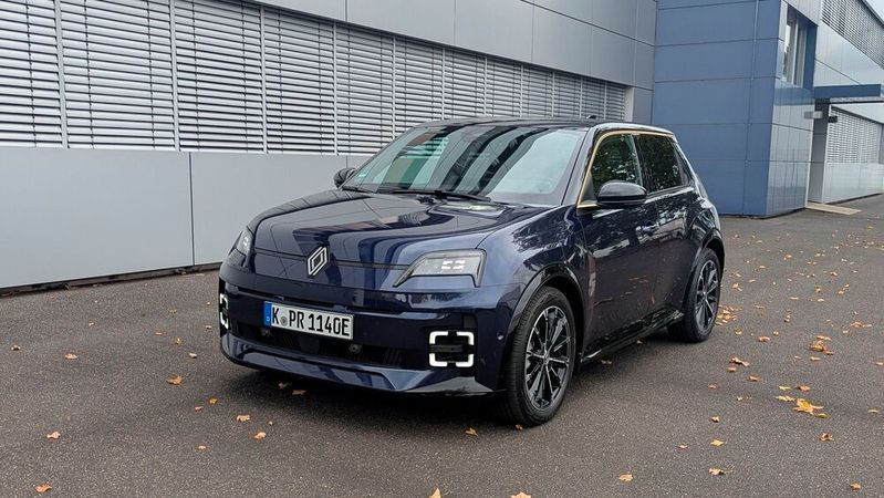 In Werbung und Medien sieht man den R5 meistens in gelb oder grün, aber auch im weniger auffälligen dunkelblau macht er was her. (Bild:  Simon – VCG)