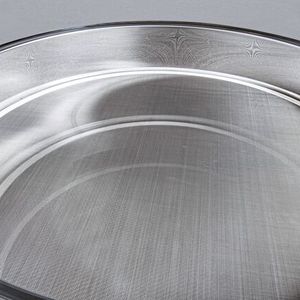 Die einzelnen Siebdecks werden auf dem Maschinenfuß übereinander gestapelt, wodurch die Siebfläche vergrößert werden kann, ohne dass für die Maschinen eine größere Stellfläche benötigt wird.(Bild:  J. Engelsmann)