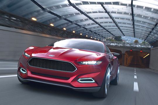 Die kurze Motorhaube mit Streben wird seitlich von schmalen Scheinwerferschlitzen begrenzt. (Ford)