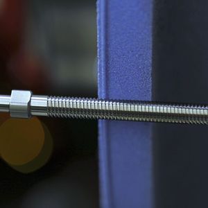 2 µm Fertigungstoleranz: Blick auf den Schleifprozess der Gewindespindel mit dem gotischen Gewinde­profil.(Bild:  Matthias Böhm)