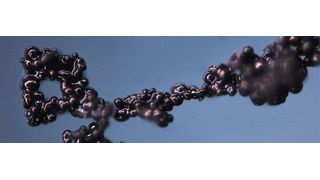 Farbstoffanhäufungen in der Tinte führen zu Verstopfungen im Druckkopf, sodass nicht gedruckt werden kann und die Düsen wieder gereinigt werden müssen. Produktionsstillstände können die Folge sein. (Domino)