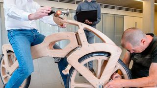 Informatik-Professor Holger Hermanns auf der elektrifizierten Draisine, im Hintergrund Florian Schießl, rechts der belgische Fahrradingenieur Dries Callebaut. (Bild: Oliver Dietze / Uni des Saarlandes)