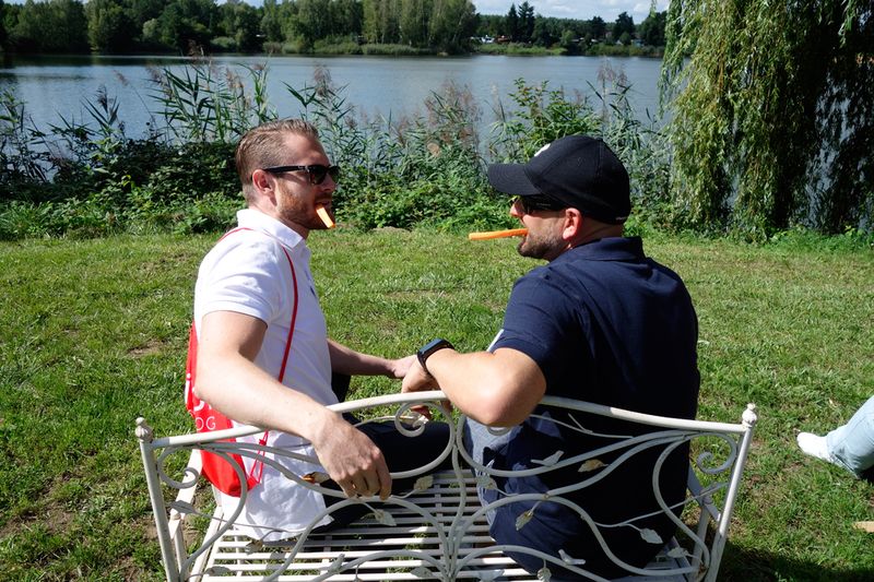 Mit einer Möhre im Mund lassen sich die Gespräche am See viel relaxter führen, (l.) Max Muth, Logitech und Tom Kompes, Littlebit. (Bild: IT-BUSINESS)