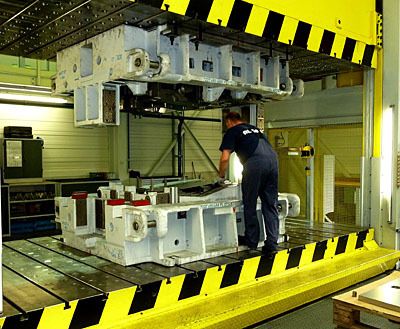 Ein Allgaier-Mitarbeiter, der gerade eine Platine in das Umformwerkzeug einlegt. (Archiv: Vogel Business Media)