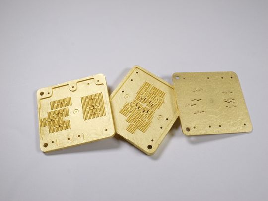 Xyron Metallized slotted waveguide array antenna made of Xyron mPPE (Bild:  Asahi Kasei)