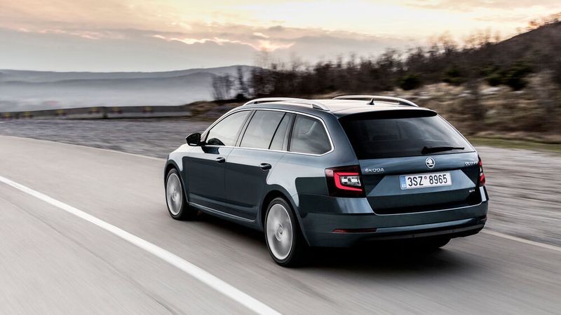 Der Octavia III wurde von 2013 bis 2020 gebaut. Er beruht auf dem modularen Querbaukasten (MQB) des VW-Konzerns und wurde Mitte Dezember 2012 im Škoda Muzeum vorgestellt. Neu im Programm waren Ottomotoren mit Direkteinspritzung und DSG, Komfortausstattungen wie schlüsselloser Fahrzeugzugang Kessy, Adaptiver Abstandsassistent, Fernlichtassistent, Verkehrszeichenerkennung und Canton Soundsystem. (Bild: Škoda)