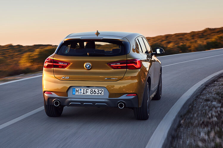 Ab März 2018 geht der SUV zu Preisen ab 39.200 Euro an den Start. (BMW)