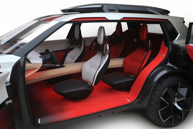 Die Einzelsitze sind durch eine wuchtige Mittelkonsole aus Holz voneinander getrennt.  (Bild: Nissan)