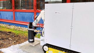 Das Herstellen und das Verlegen von Pflastersteinen in einem einzigen Prozess ist ein Anwendungsbereich für den mobilen 3D-Drucker. (Printstones )