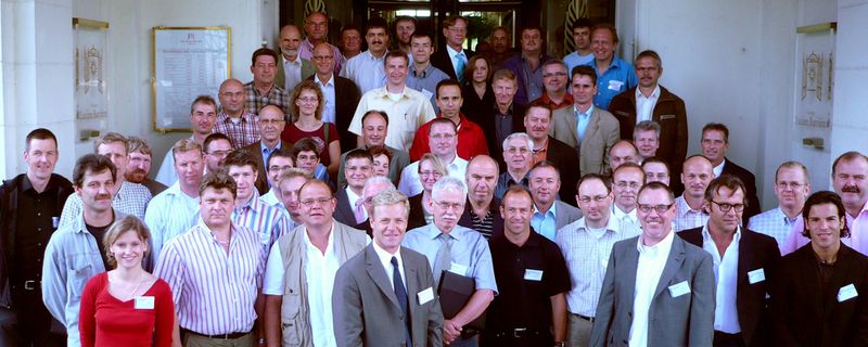 Einige Sprecher, Teilnehmer und deren Begleiterinnen der High-Purity-Veranstaltung 2007 vor der Eingangshalle des L´Hermitage. Der Tagungsort an der französischen Atlantikküste rangiert in der Beliebtheitsskala der Branche ganz oben. Bild: Polysoude (Archiv: Vogel Business Media)