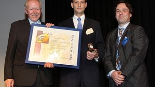 Prof. Manfred Hirt, Renk AG, Vorsitzender des Wissenschaftlichen Beirates der FVA zusammen mit dem Preisträger Dr. Gregor Steinberger und Dipl.-Ing. Hartmut Rauen, Geschäftsführer der FVA. (Archiv: Vogel Business Media)