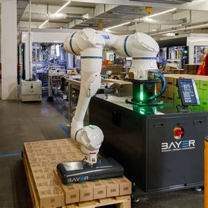 Zentrales Element der Lösung ist ein Cobot der Baureihe HC von Yaskawa, der mit einem von Bayer entwickelten Vakuumgreifer ausgestattet ist. (Bild: Yaskawa Europe)