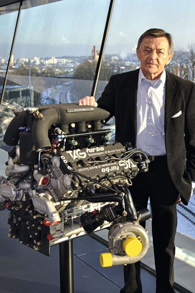 Über viele Jahre hinweg war Hans Mezger „Herr der Porsche-Motoren“. Porsche verdankt ihm nicht nur den luftgekühlten Sechszylinder-Boxermotor des Porsche 911, er zeichnete zudem für die Gesamtkonstruktion des 917 und dessen Zwölfzylinder-Triebwerk verantwortlich und ist der Schöpfer des TAG-Turbo-Formel-1-Motors. (Bild: Porsche)