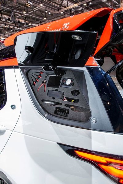 Auf dem Genfer Autosalon präsentiert Land Rover „einen zum Spezialfahrzeug für Not- und Katastropheneinsätze umgebauten Land Rover Discovery mit einer Drohne an Bord. (Land Rover)