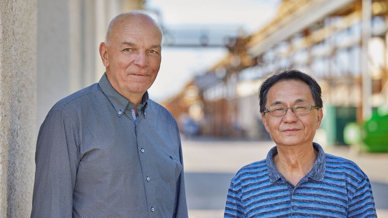 Kategorie Outstanding Innovation: Werner Breuer und Minyi Yu haben eine Methode entwickelt, um die maximalen Belastungen in Radsatzwellen eines Zugs vorab zu bestimmen. Die Berechnung kann schon bei der Planung des Zuges angestellt werden. Ihr Verfahren ist damit schneller und günstiger als klassische Simulationsansätze. (Bild: ©Enno Kapitza)