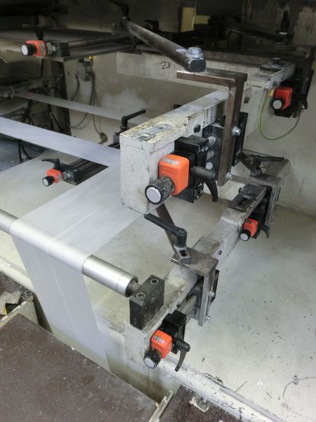 Bild x: Mit Hilfe des Drylin-Spindellineartisch SHT-12-AWM wurde die Mittenverstellung einer vierbahnigen 90°-Umlenkung für Non-Woven-Bahnen realisiert. Insgesamt sind acht Systeme im Einsatz. (Bild: Igus)