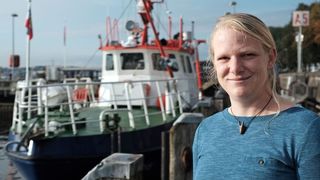 Dr. Olivia Roth an der Pier des GEOMAR am Kieler Westufer. (Jan Steffen, GEOMAR Helmholtz-Zentrum für Ozeanforschung Kiel)