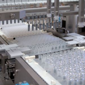 Track and Trace: Syringes are placed into nests which are packaged in tubs. Optima Group Pharma can print codes on these plastic boxes. 