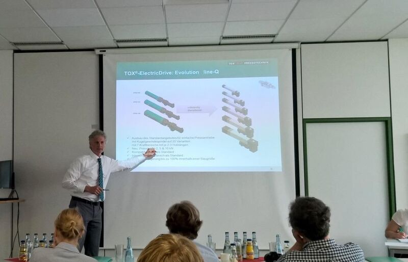 Jürgen Sollner, Entwicklungsleiter bei Tox, zeigt die Eigenschaften der neuen Electric-Drive-Servoantriebe (Q-Line) auf. (Bild: S.Häuslein/konstrutionspraxis)