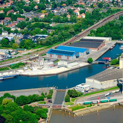 Neue Allianz auf den Wasserweg gebracht! Acht deutsche Binnen- und Seehäfen, darunter auch Nports (im Bild), krempeln jetzt die Ärmel hoch. Sie wollen die wichtige Rolle, die sie national in Sachen Infrastruktur haben, klarer werden lassen. Es geht aber auch um Milliarden für anstehende Aufgaben ... (Bild: Nports)