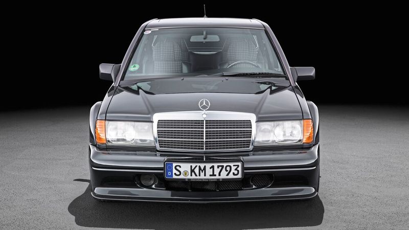 Ein weitere Meilenstein in der Geschichte der Kühlung von (Autmobil-)Motoren war die Erfindung des Kühlerfrostschutz durch BASF. Ab Ende der Zwanzigerjahre entband es Automobilsten von einer lästigen Pflicht. Denn im Winter, bei niedrigen Temperarturen, mussten die, zum Beispiel wenn das Fahrzeug über Nacht abgestellt wurde, jedes Mal das Kühlwasser ablassen und am nächsten Morgen wieder auffüllen. Vergaßen sie das, drohte der Motorblock zu platzen. Abhilfe konnte hier die sogenannten Froststopfen nur bedingt schaffen. (Bild: Mercedes-Benz)