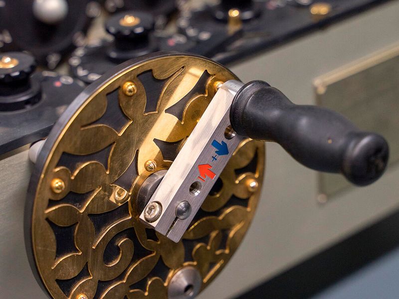 Mit einer Kurbel lassen sich die von Leibniz erfundenen sogenannten „Staffelwalzen“ drehen und verschieden große Zahnräder um jeweils 0 bis 9 Zähne weiterbewegen, die dann je nach Laufrichtung entweder automatisch addieren oder subtrahieren.  (Bild: LUH/Marie-Luise Kolb)