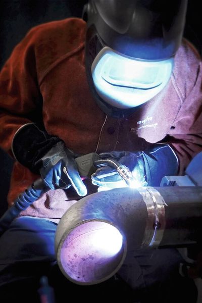 Eine perfekte Schweißnaht zu erzeugen, ist keinesfalls trivial, sondern hängt von zahlreichen Faktoren wie Schweißzusatz, Strom und Drahtvorschub ab. (Bild: EWM)