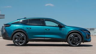 Peugeot stellt den neuen 408 vor: ein Kompaktfahrzeug und eine Mischung aus SUV und Coupé. (Bild: Peugeot)