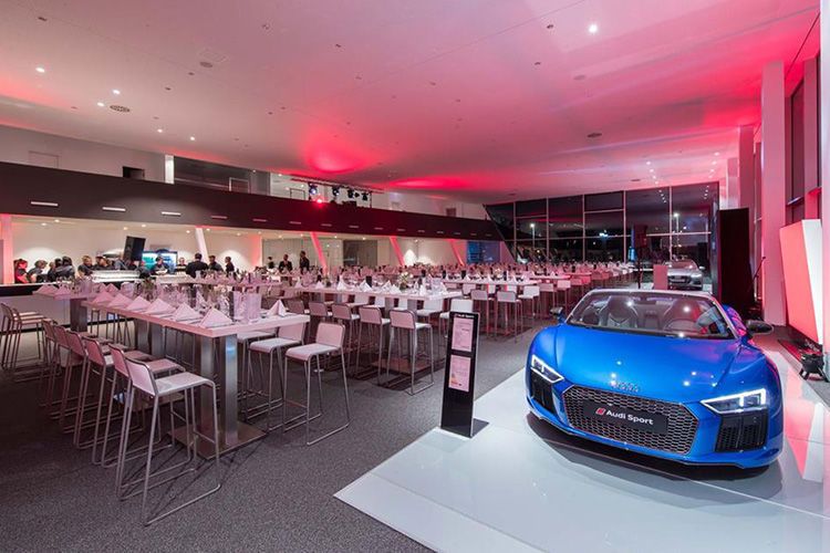 Selbstverständlich durften auch einige automobile Hingucker nicht fehlen. Hier ein R8 und dahinter... (Bild: ACC Autocentrum)