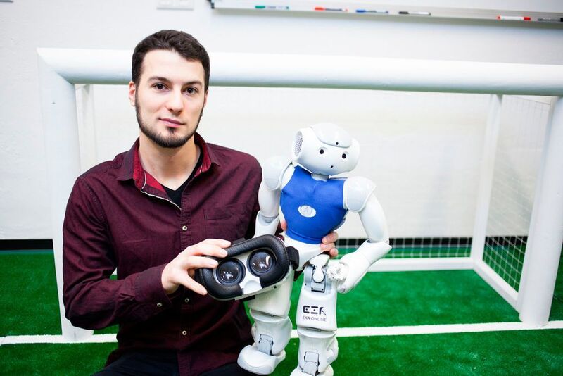 Informatik-Absolvent Marcel Göbe von der HTWK Leipzig entwickelte eine Software, die es ermöglicht, per VR-Brille in einen Roboter zu schlüpfen. (Max Ruppert, HTWK Leipzig)