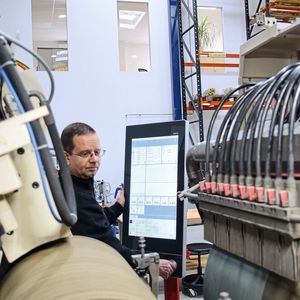 Insbesondre beim Einrichten der Spitzenlossschleifmaschinen schätzt das Personal die jeweils auf Funktionen bezogene Anzeige und Bedienerführung über den Touchscreen. (Bild:  Keba)