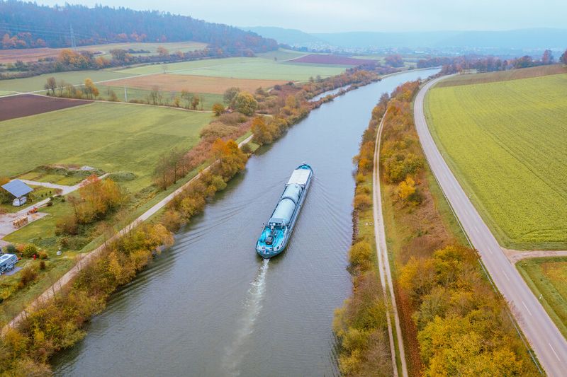 Der Transport der 33,5 Meter langen und mehr als 100 Tonnen schweren Kolonne mit einem Durchmesser von 5,8 Metern erfolgte zunächst per Flussschiff auf Rhein, Main und Main-Donau-Kanal bis Kelheim. (Bild: Gunvor Raffinerie Ingolstadt)