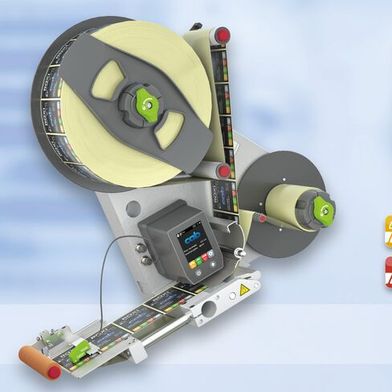 Mithilfe des automatischen Etikettierers Roxi von CAB lassen sich vorbedruckte Selbstklebeetiketten in einer Fertigungslinie vollautomatisch aufspenden. (Bild: CAB)