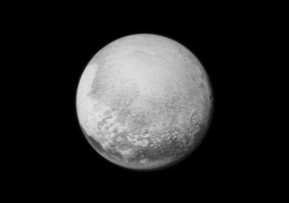 Mission New Horizon: Pluto’s bright, mysterious “heart” is rotating into view, ready for its close-up on close approach, in this image taken by New Horizons on July 12 from a distance of 2.5 million kilometers (Bild: NASA)