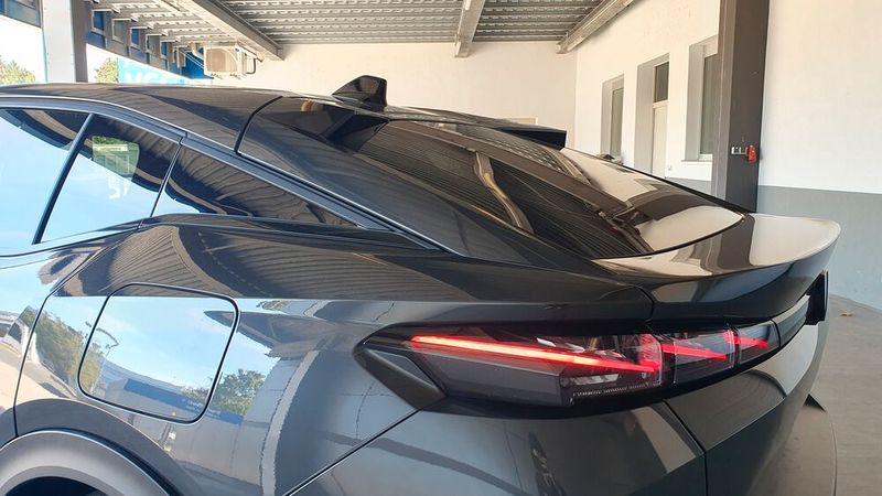 Wandert der Blick dann weiter nach oben, fällt die markante Abrisskante am Kofferraumende in den Blick, die die gesamte Fläche wie einen massiven Spoiler aussehen lässt. Die schmalen LED-Rückleuchten in typischer Peugeot-Optik vermitteln einen modernen Look. Und zu guter Letzt bleibt der Blick an den beiden Dachspoilern hängen, die wie kleine Ohren (wie etwa von einer Fledermaus) aussehen. (Bild: Schreiner – VCG)