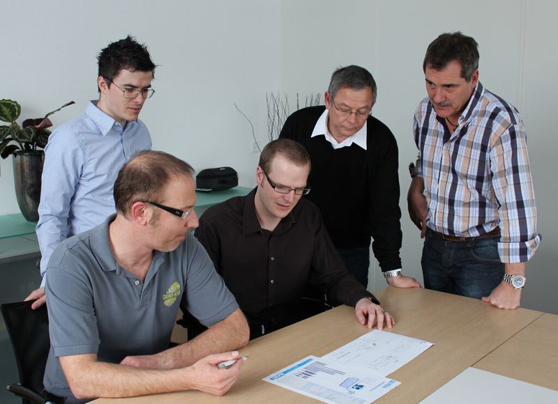 Arno Heiri (rechts) und Produktionsleiter Pascal Zimmermann (links) schätzen die Partnerschaft mit dem Maschinenlieferanten Monnier + Zahner – hier vertreten durch Geschäftsführer Roland Wälti (2.v.r.), Leiter Konstruktion Reto Jungi (Mitte) und Martin Wälti, Leiter der Softwareabteilung (2.v.l.). (Fanuc)