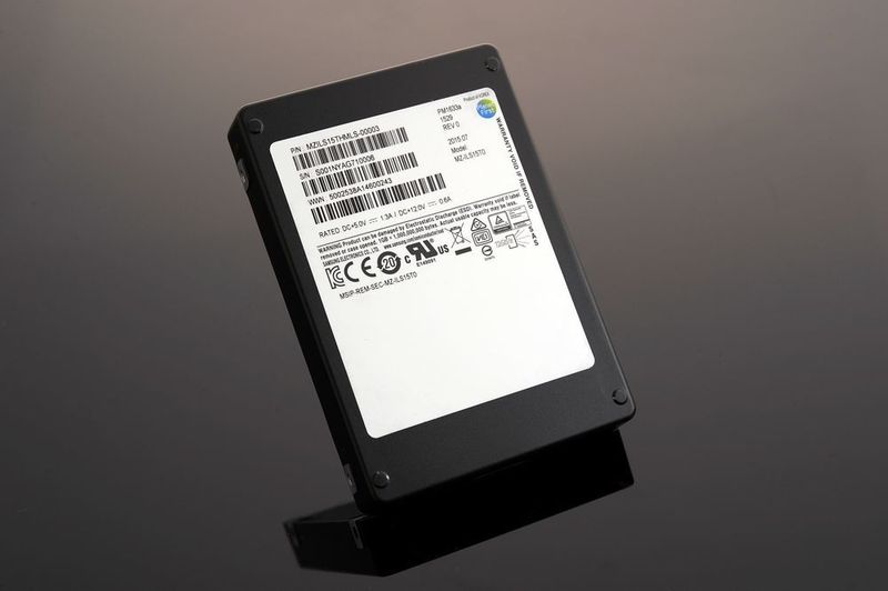 Selbst wenn das GByte nur 30 Cent kosten würde, dann müsste der Anwender 4.500 Euro für die 15 TByte Kapazität im 2,5-Zoll Format berappen. (Samsung)