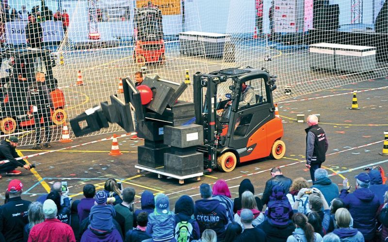 Auch die Männer müssen im Finale einen Turm aus Schaumstoffelementen und Gymnastikbällen bauen. Einziger Unterschied: Der Turm ist 70 cm höher als der im Finale der Staplerfahrerinnen. Eine wacklige Angelegenheit…  (© Klaus Voit / KION Group)