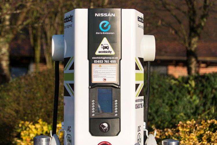 An sogenannten Chademo-Ladesäulen ist der Leaf schnellladefähig. (Foto: Nissan)