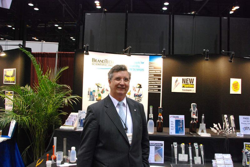 „Obwohl die Messe kleiner geworden ist und – wie es aussieht - an Bedeutung verloren hat, ist die Pittcon nach wie vor besonders wichtig für den amerikanischen Markt. Im Vorfeld wurde die Pittcon als Trendbarometer für die Branche nervös betrachtet. Bisher scheint der Besucherrückgang nicht ganz so gravierend zu sein, wie befürchtet“, schätzt Dr. Peter Hebel, Prokurist und Leiter Marketing von BRAND die Lage der Pittcon ein.  (Bild: LaborPraxis)
