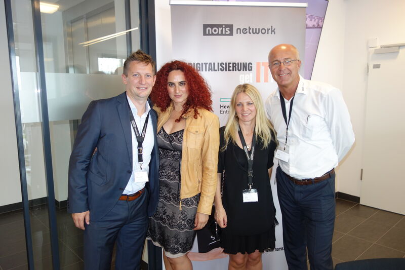 Besa, IT-BUSINESS, und Kirsten Meier, noris network haben gerne Michis um sich! (Bild: IT-BUSINESS)