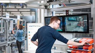 Smart Factory KL baut derzeit eine Shared Production auf drei Standorte verteilt in Kaiserslautern auf und integriert hier bewusst viele Handarbeitsplätze. (Smart Factory KL )